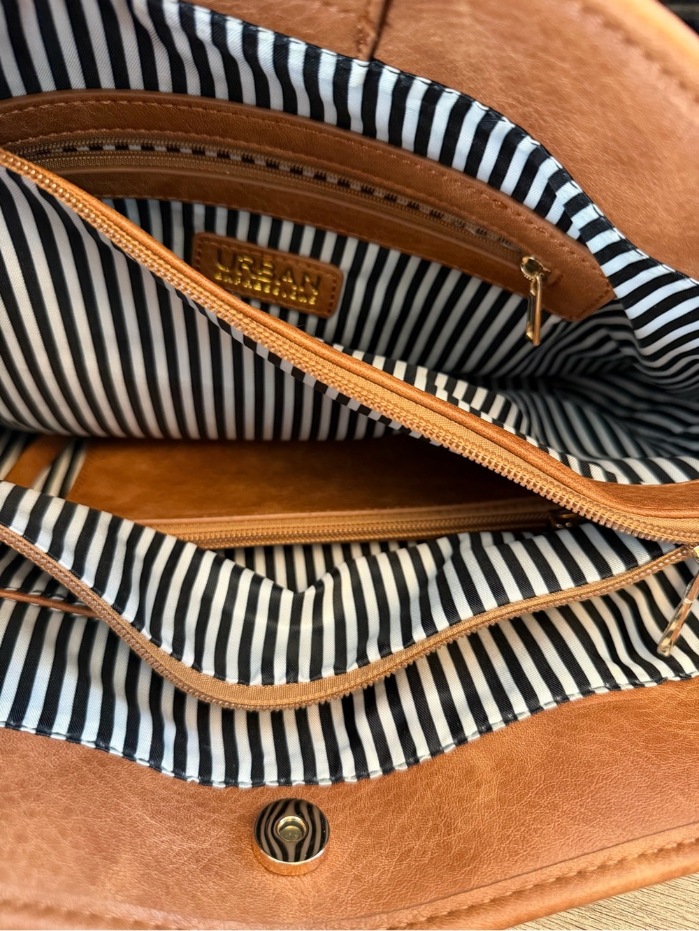 Classic Tan Tote Bag – Stylish Everyday Carry - Picture 2 of 3